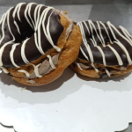 دونات با روکش شکلات و مغز خامه